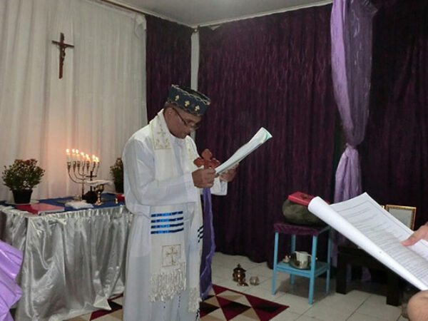 Uskup pertama, GNI Mar. Nicholas H. Toruan (alm)